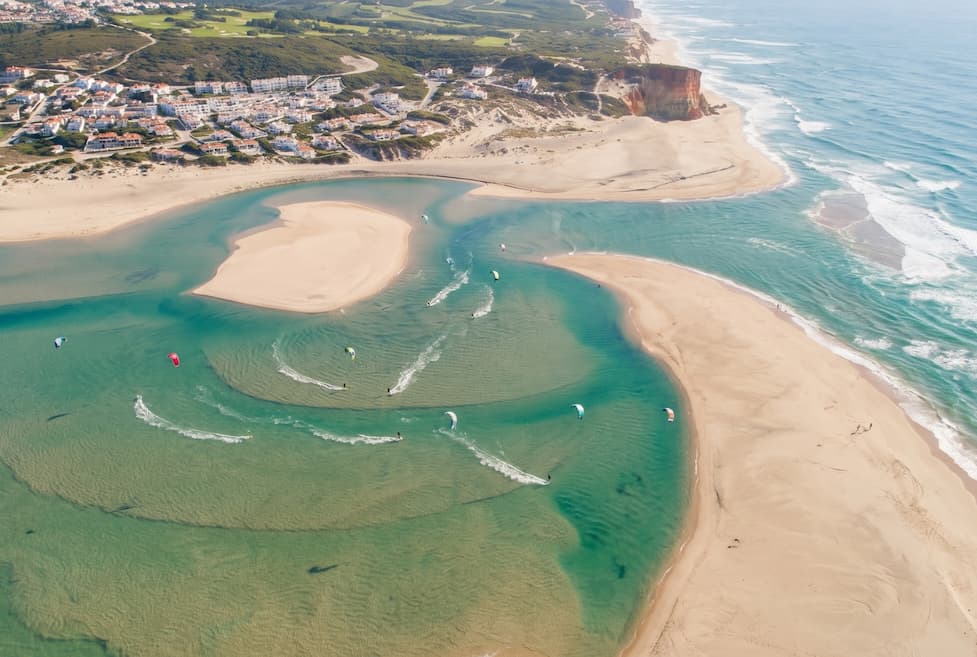Atemberaubender Blick auf die Óbidos Lagune und den Atlantik in Foz do Arelho - dein Kitesurf und Wellenreit Spot