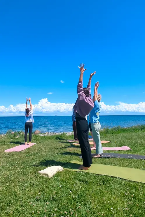 Yoga auf Fehmarn – Open-Air Session am Spot mit Blick auf die Ostsee