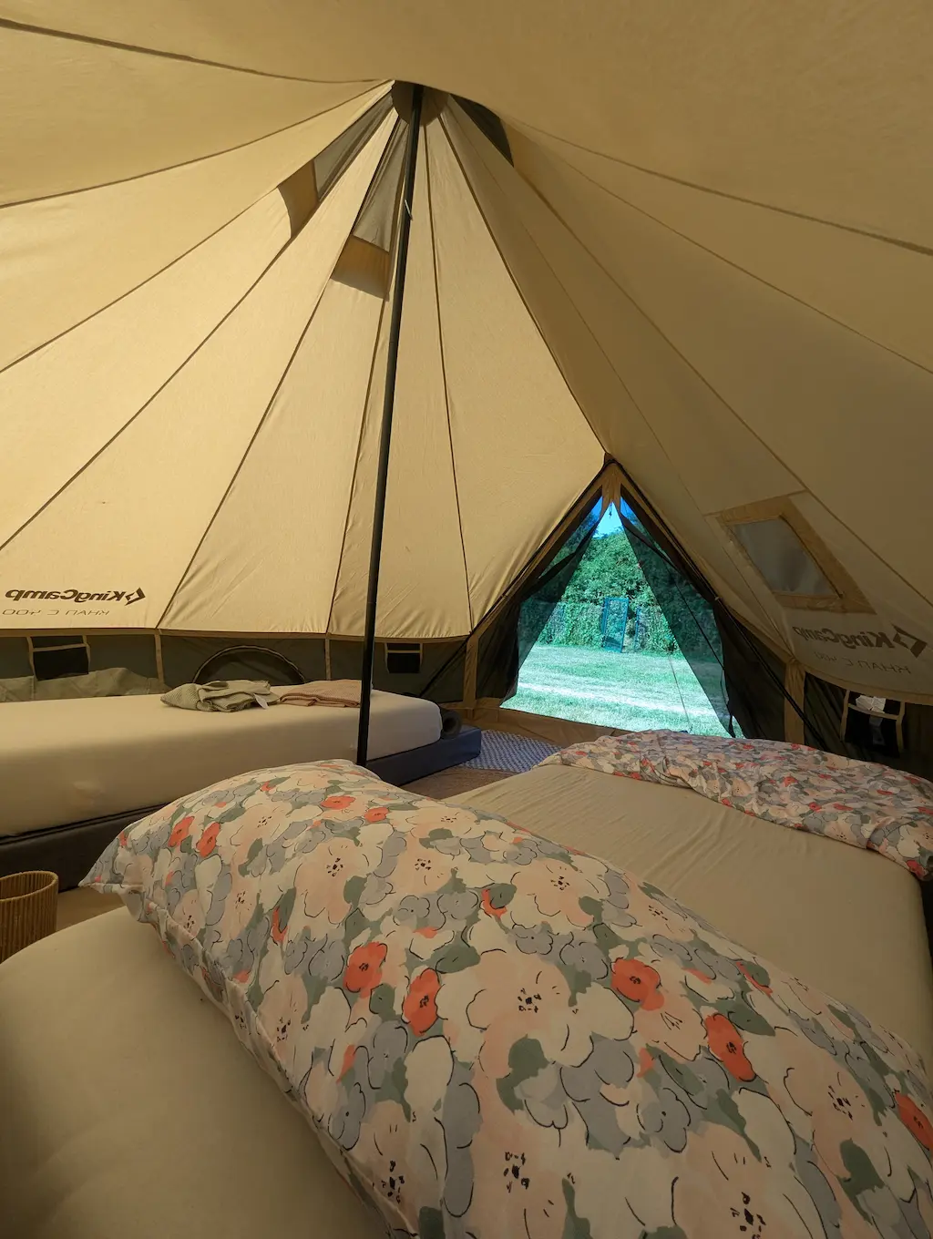 Innenansicht der Jurte – Unterkunft am Camping Puttgarden